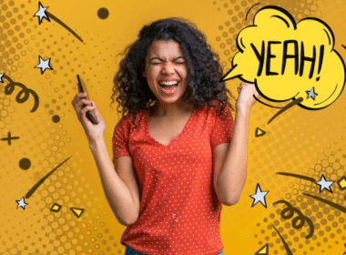 Woman with a speech bubble on a yellow background, promoting tips for beginners to make money on Pinterest.